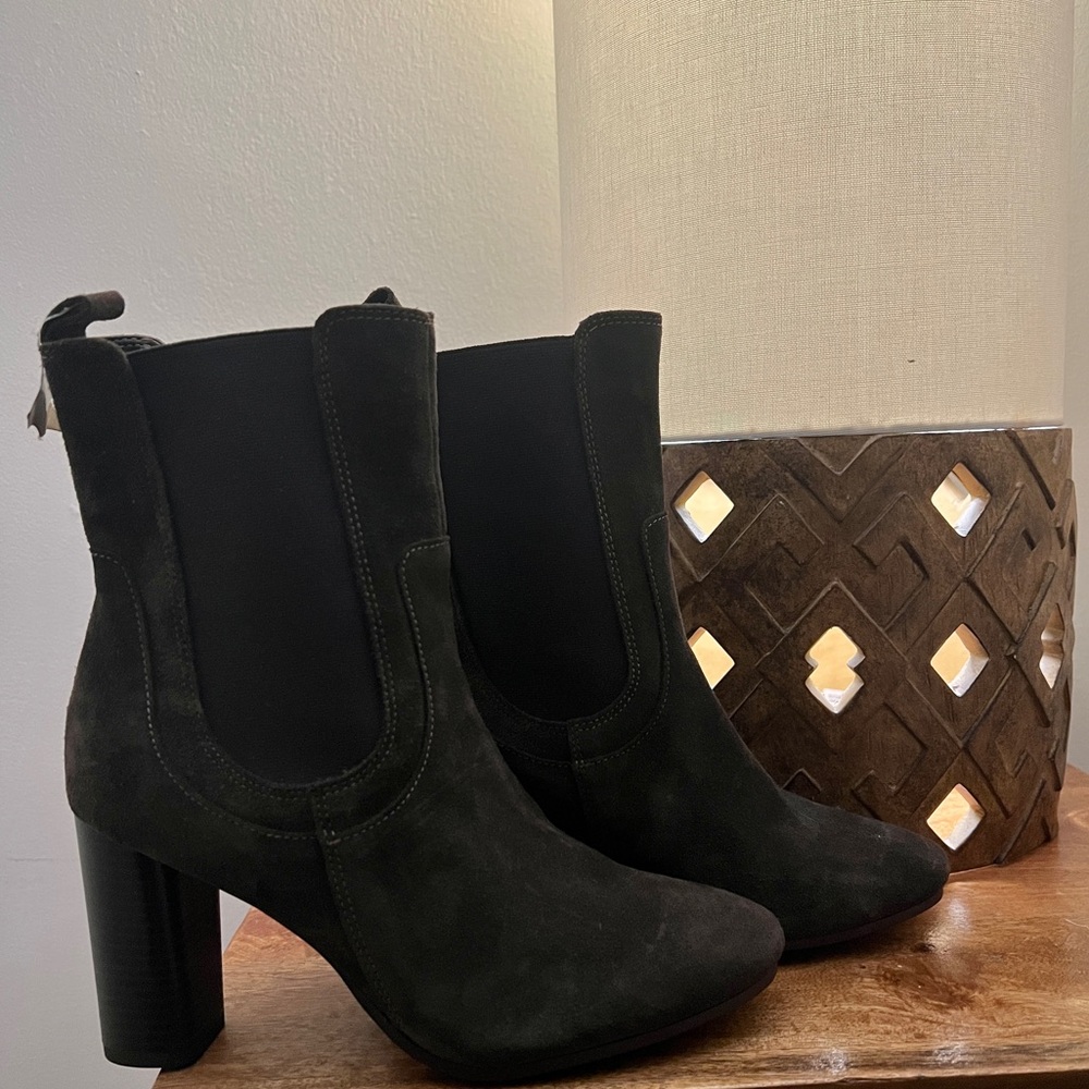 Beautiful RICH BROWN SUEDE BOOTS 🤎